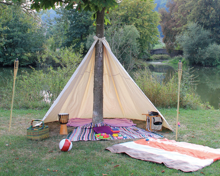 Toile tipi à attacher sur un arbre
