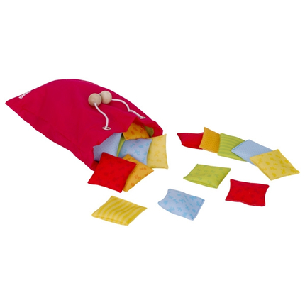 Jeu sensoriel avec sacs tactiles