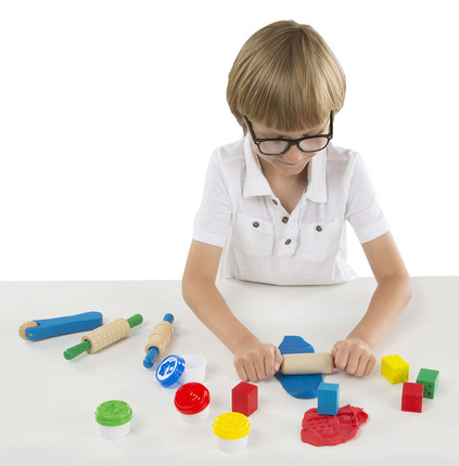 Pâte à modeler avec outils en bois