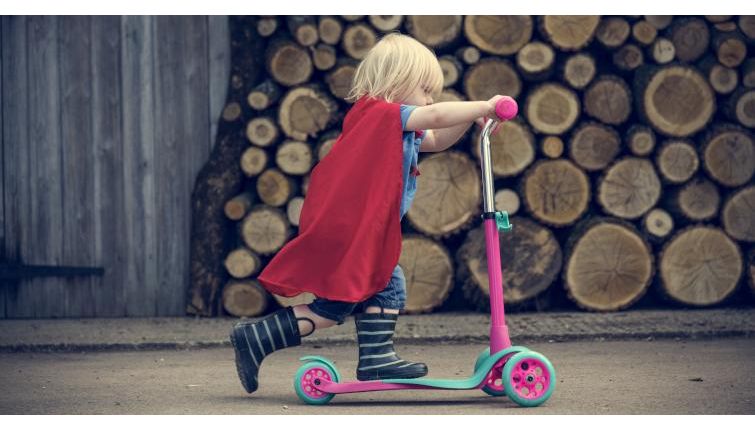 Enfant sur une trottinette
