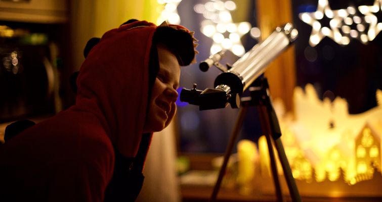 Explorer l&rsquo;univers : guide des t&eacute;lescopes pour enfants